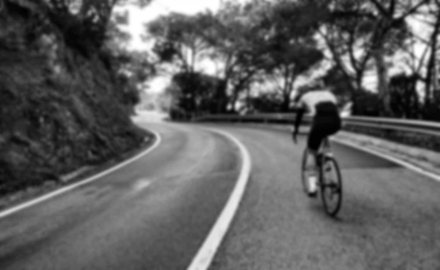 Ciclista en carretera usando suplementos deportivos Centenarian Road - sports supplements para ciclismo, resistencia y rendimiento en ruta