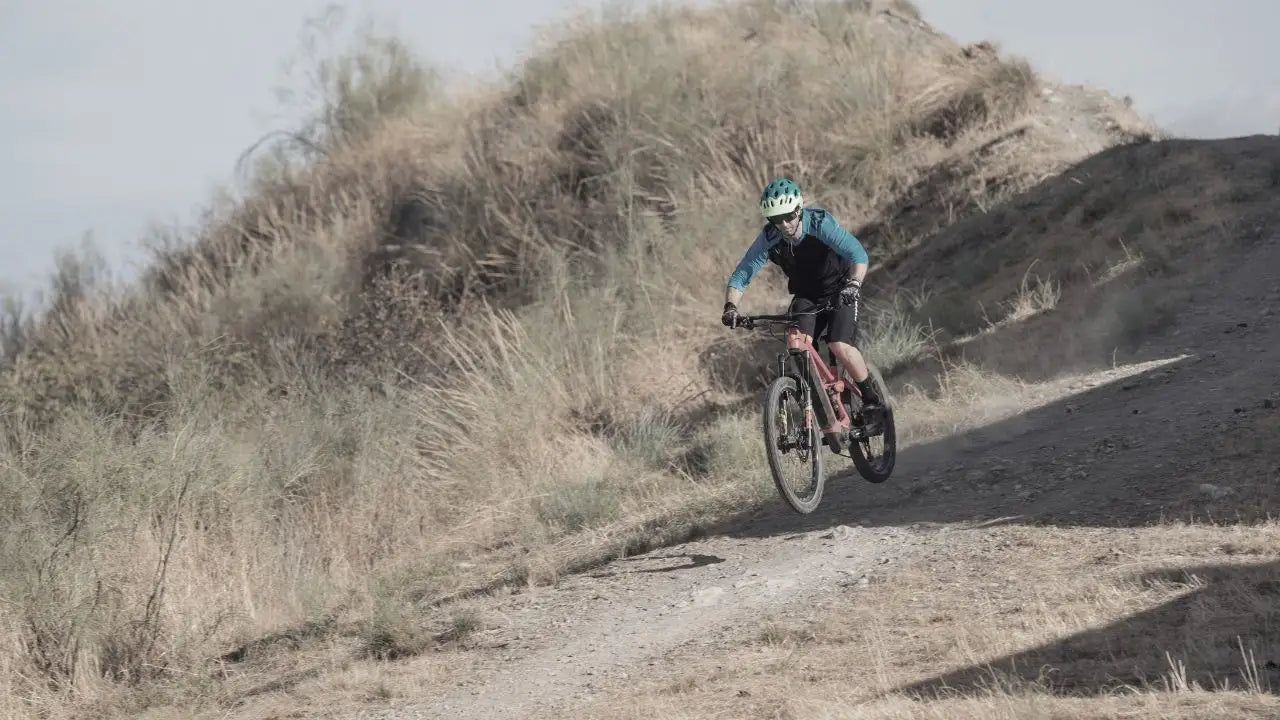 ciclista por la montaña haciendo descenso