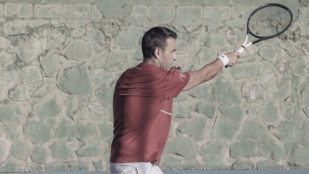 HOMBRE CON RAQUETA DE TENIS REALIZANDO UN MOVIMIENTO DE RAQUETA