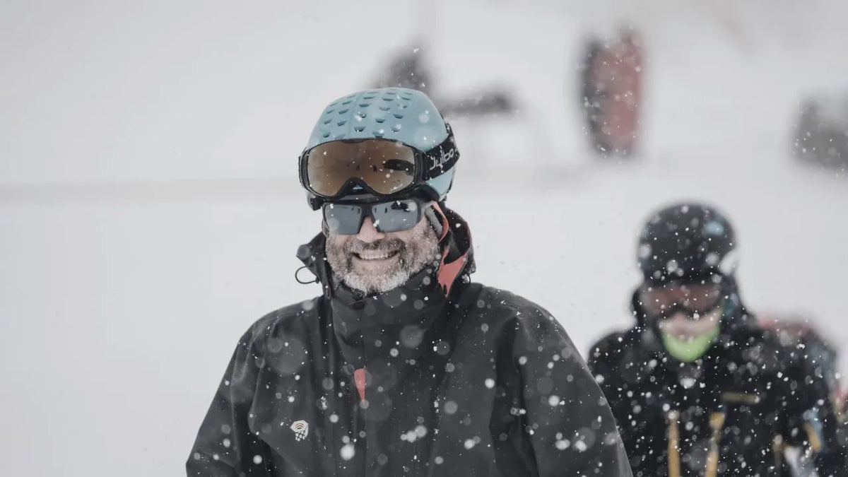 Hombre con gafas de proteccion solar en la nieve