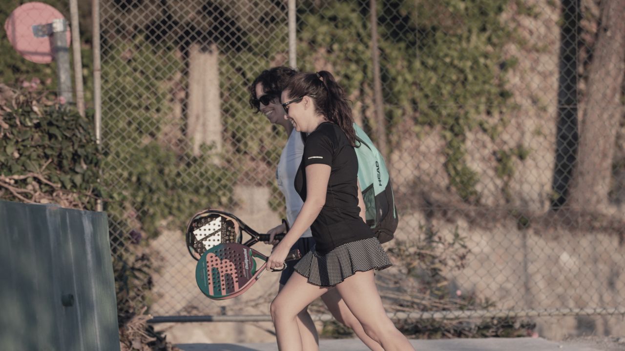 Dos mujeres tras un entrenamiento de padel
