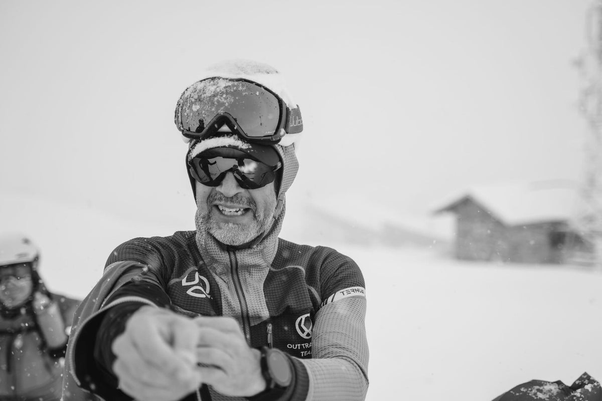 hombre con vestimenta de esquí con nieve de fondo