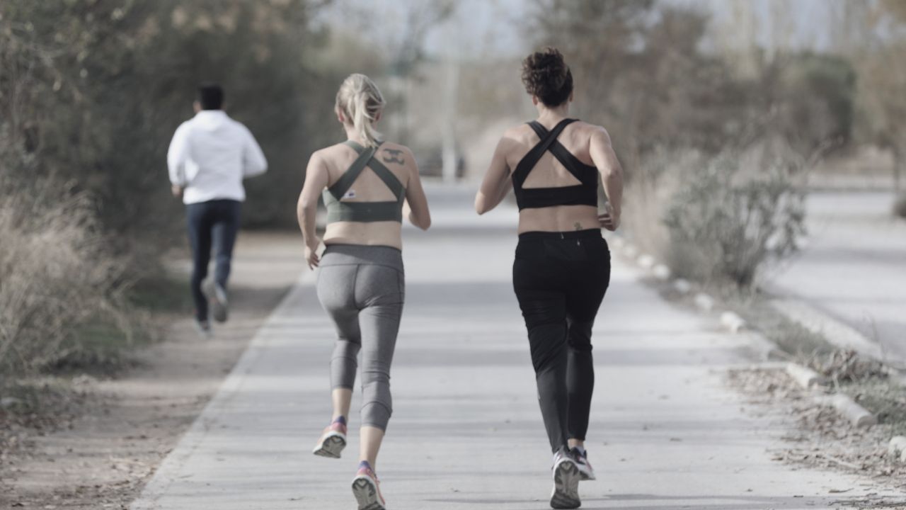 Dos mujeres corriendo en un parque