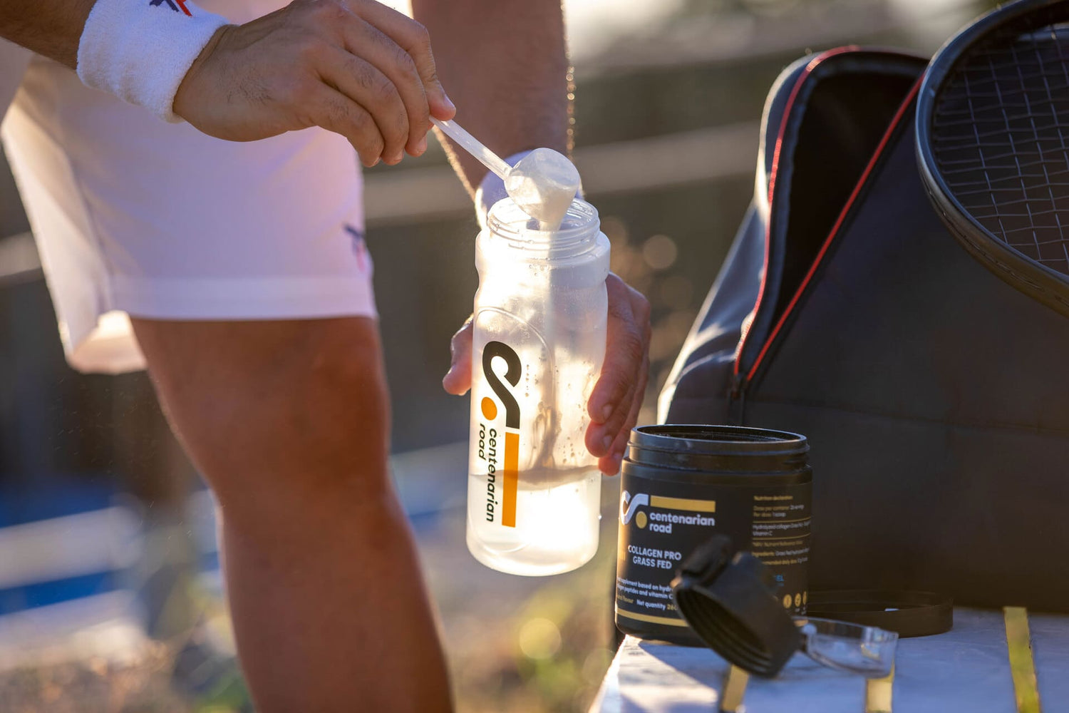 Colágeno hidrolizado suplemento disolviéndose en una botella, ideal para mejorar la salud de la piel, cabello y articulaciones.