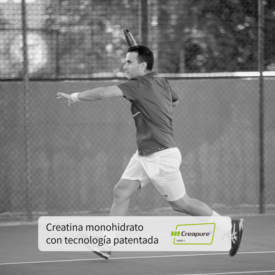 Tenista preparando un remate junto a un mensaje sobre la creatina Creapure® de Centenarian Road