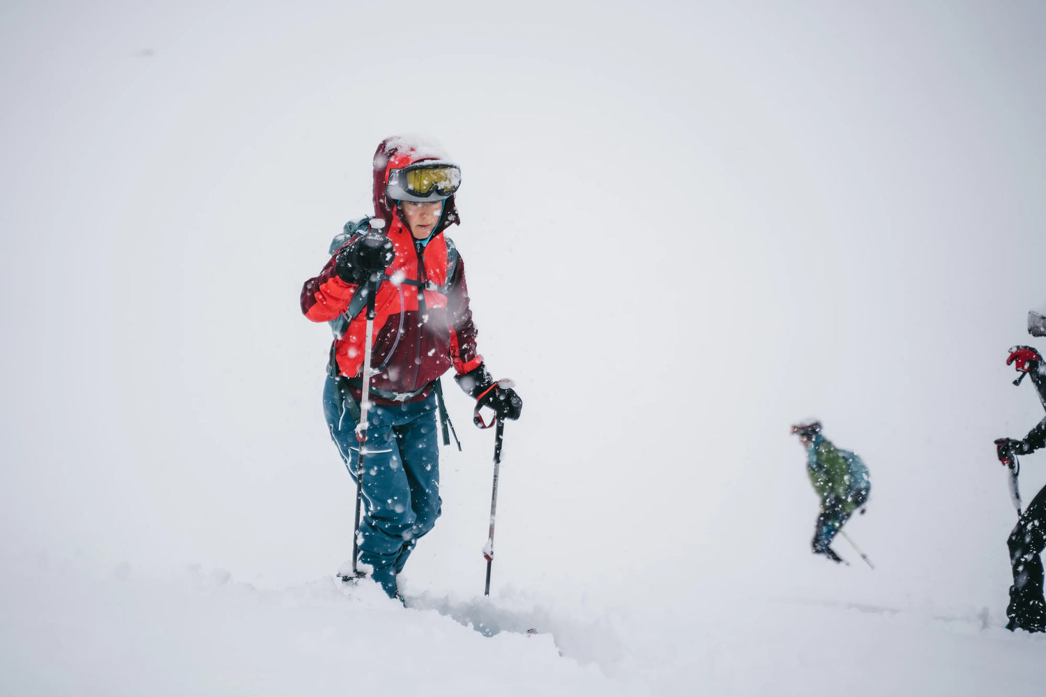 Mujer esquiando sobre nieve durante una actividad deportiva de invierno