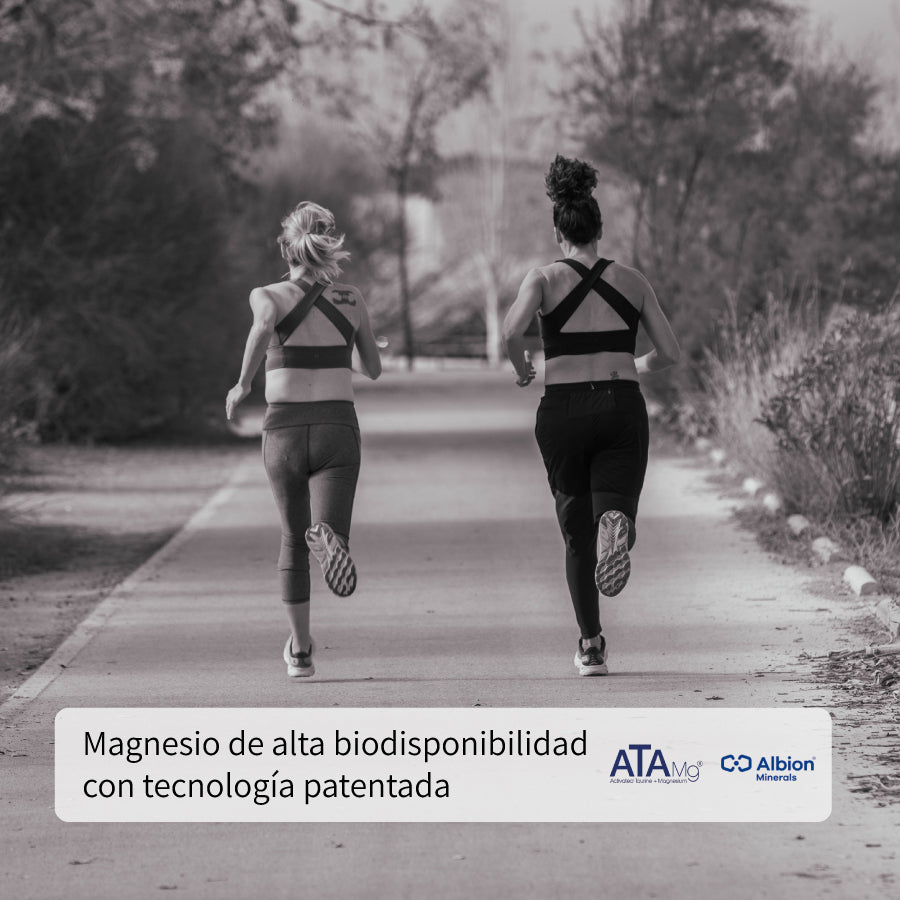 Dos mujeres de espaldas junto a un mensaje sobre las formas patentadas ATA® y Albion® del Magnesium+ de Centenarian Road