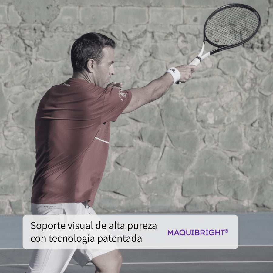 Tenista en pista representando el apoyo de MaquiBright® a la hidratación ocular y el rendimiento visual