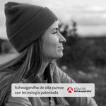 Mujer mirando al horizonte junto a un mensaje sobre el extracto patentado KSM-66® de ashwagandha