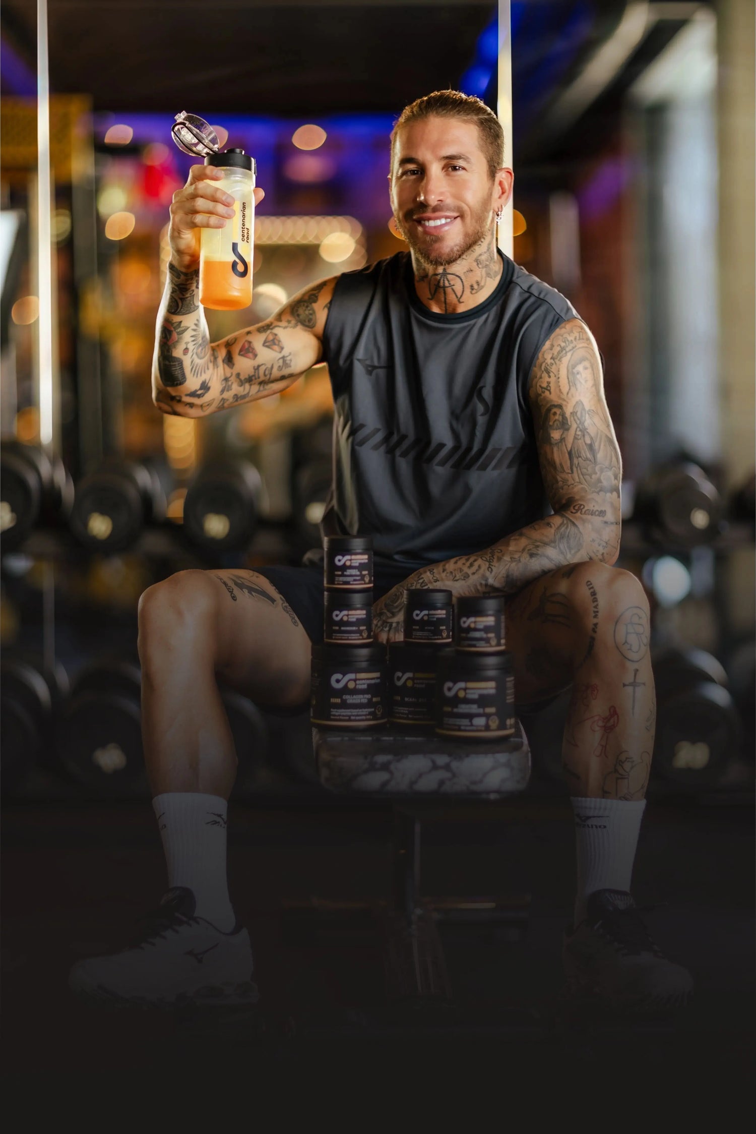Sergio Ramos, cofundador de Centenarian Road, junto a varios suplementos de la marca en la cabecera de la web