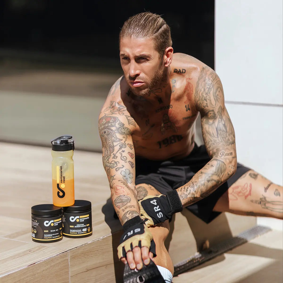 Sergio Ramos junto a productos Centenarian Road en una imagen de marca asociada a rendimiento, recuperación y longevidad activa