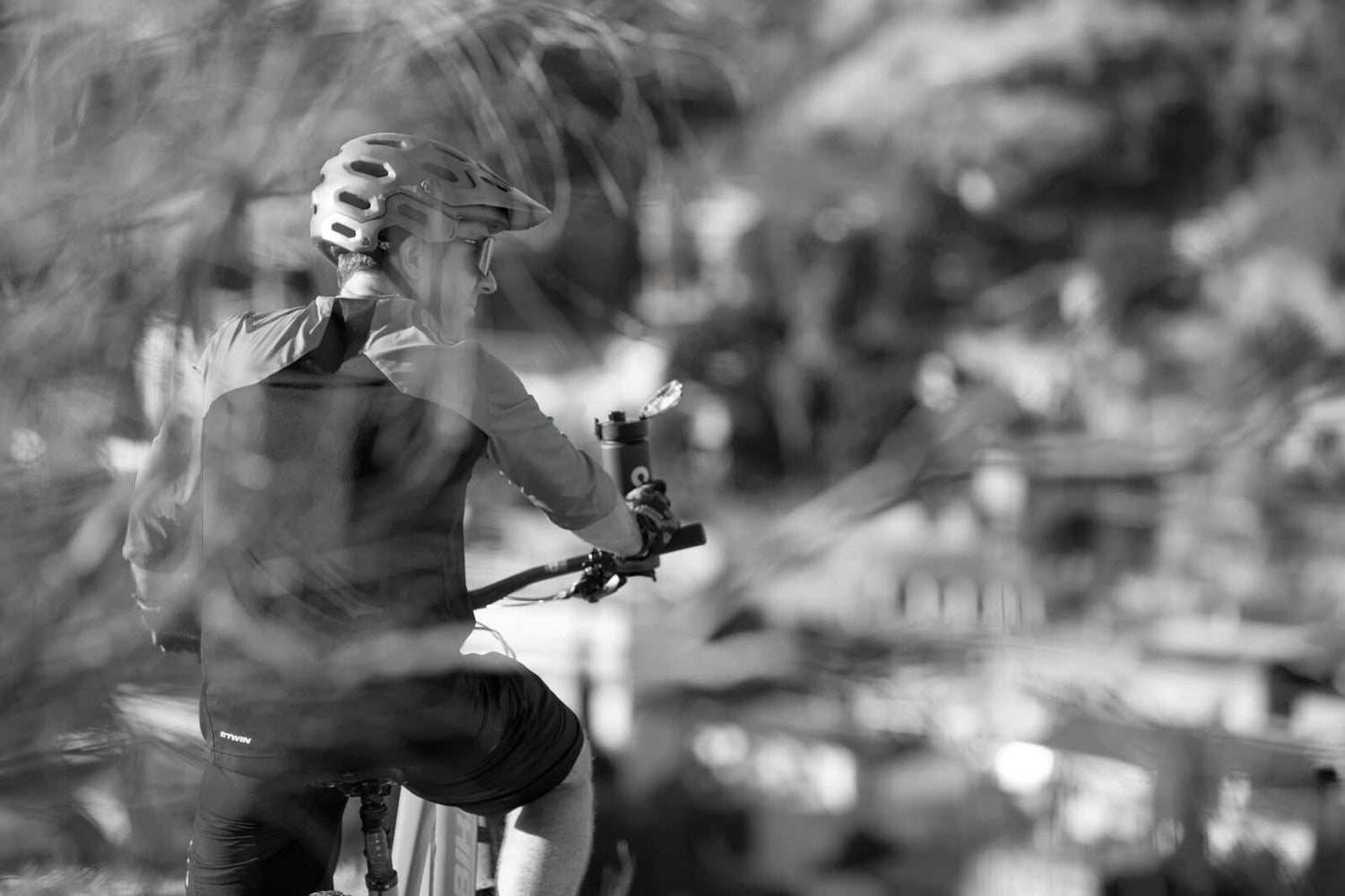 Ciclista en plena carrera, beneficiado por la suplementación para ciclistas que mejora la resistencia, energía y recuperación durante el entrenamiento.