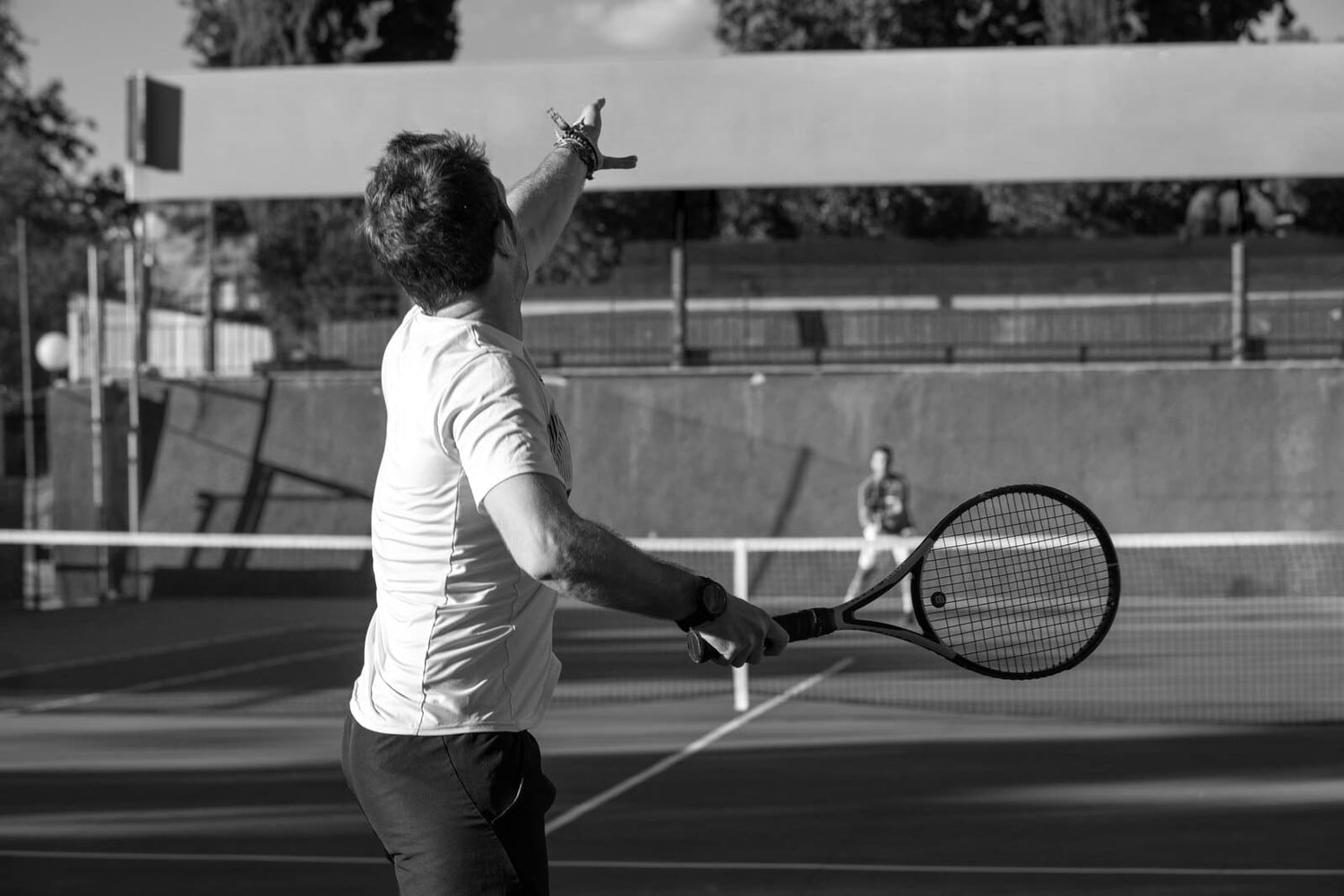 Tenista en acción, apoyado por suplementos para tenistas que mejoran la energía, resistencia y recuperación muscular