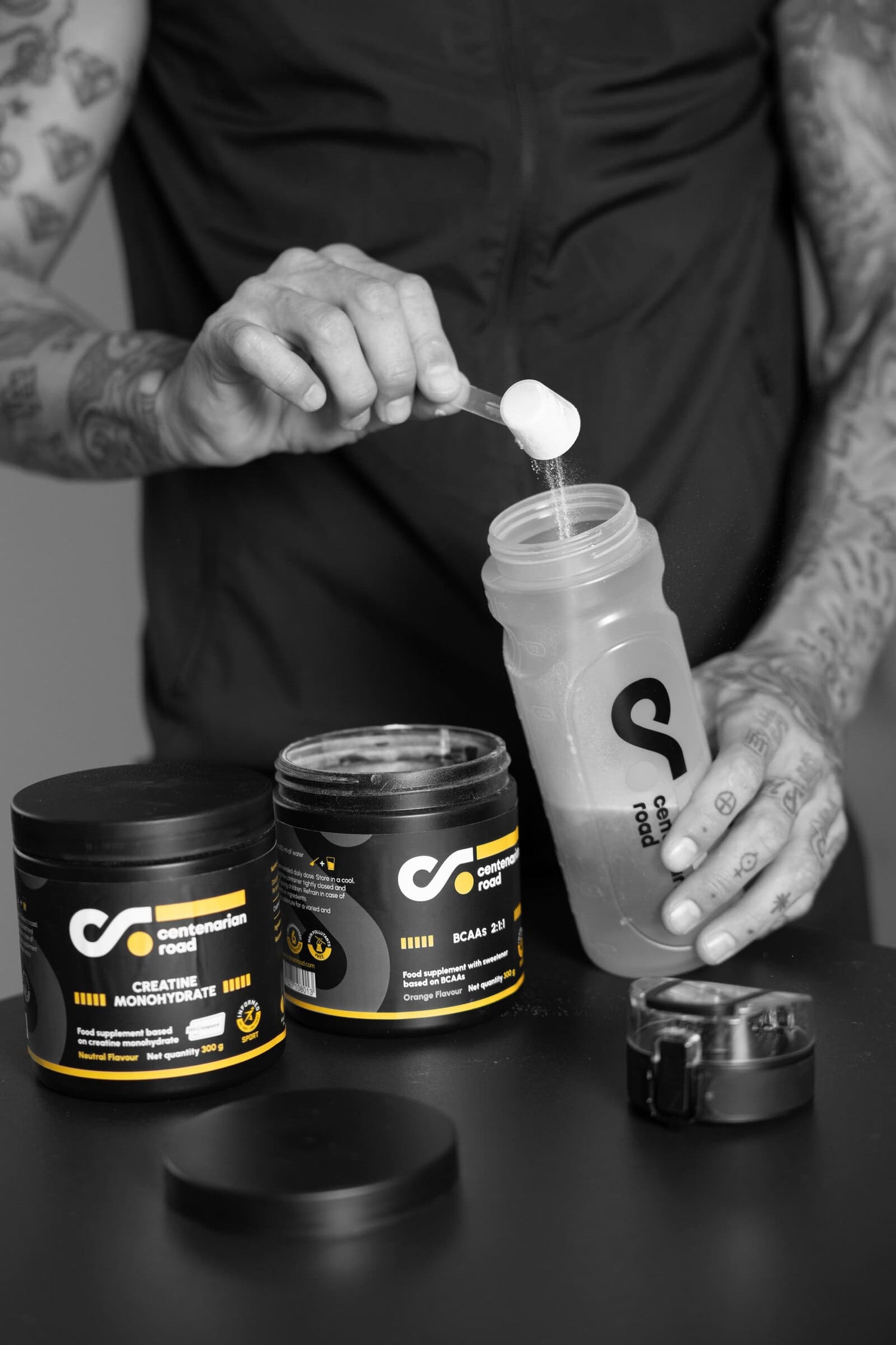 Suplemento de creatina monohidrato de Centenarian Road, ideal para el crecimiento muscular y la mejora del rendimiento en entrenamientos de fuerza.